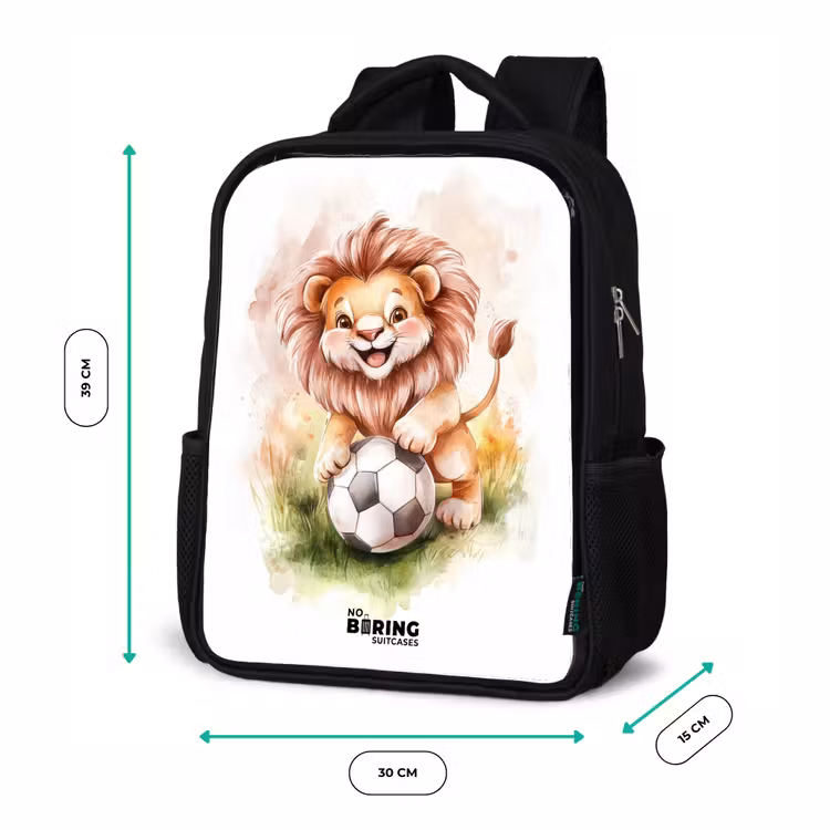 Kinderrucksack - Schwarz - Verspielter Löwe mit Fußball auf Rasen — 6
