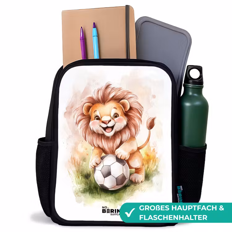 Kinderrucksack - Schwarz - Verspielter Löwe mit Fußball auf Rasen — 8