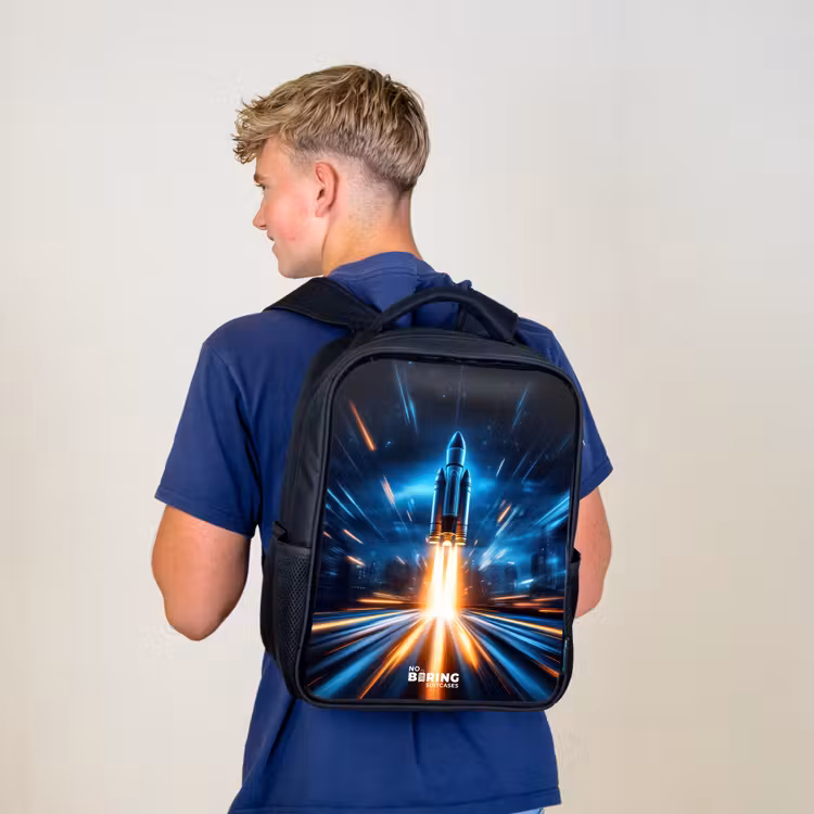 Kinderrucksack - Schwarz - Weltraumrakete hebt in nächtlicher Lichtshow ab — 3