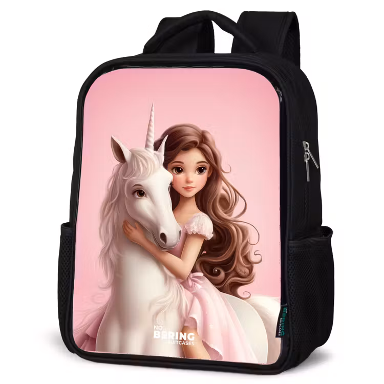 Kinderrucksack - Schwarz - Mädchen mit weißem Einhorn auf rosa Hintergrund — 4