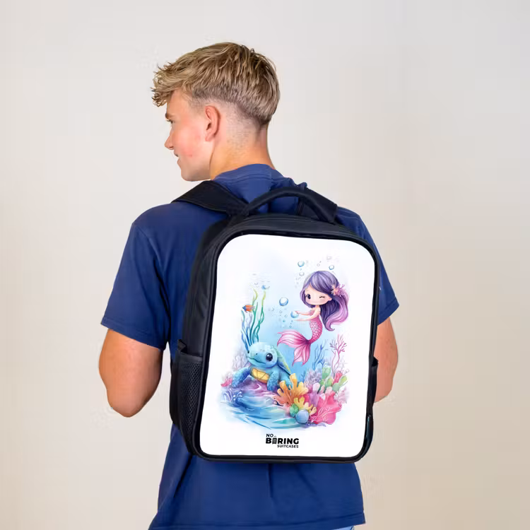Kinderrucksack - Schwarz - Meerjungfrau mit blauer Schildkröte zwischen Korallen — 3