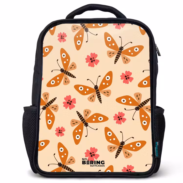 Kinderrucksack - Schwarz - Orangefarbene Schmetterlinge und rosa Blumen auf beigem Hintergrund — 1