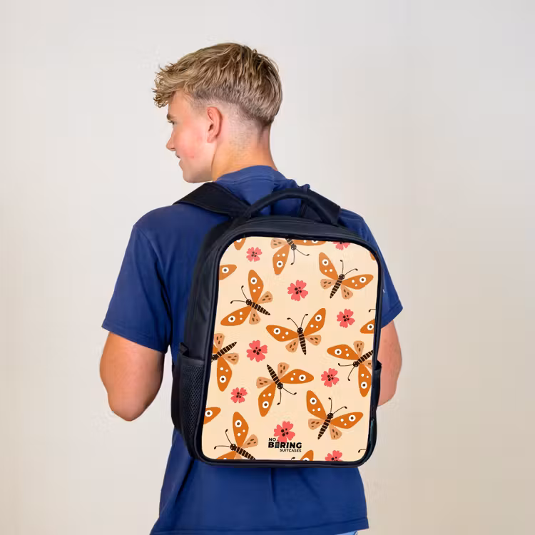 Kinderrucksack - Schwarz - Orangefarbene Schmetterlinge und rosa Blumen auf beigem Hintergrund — 3