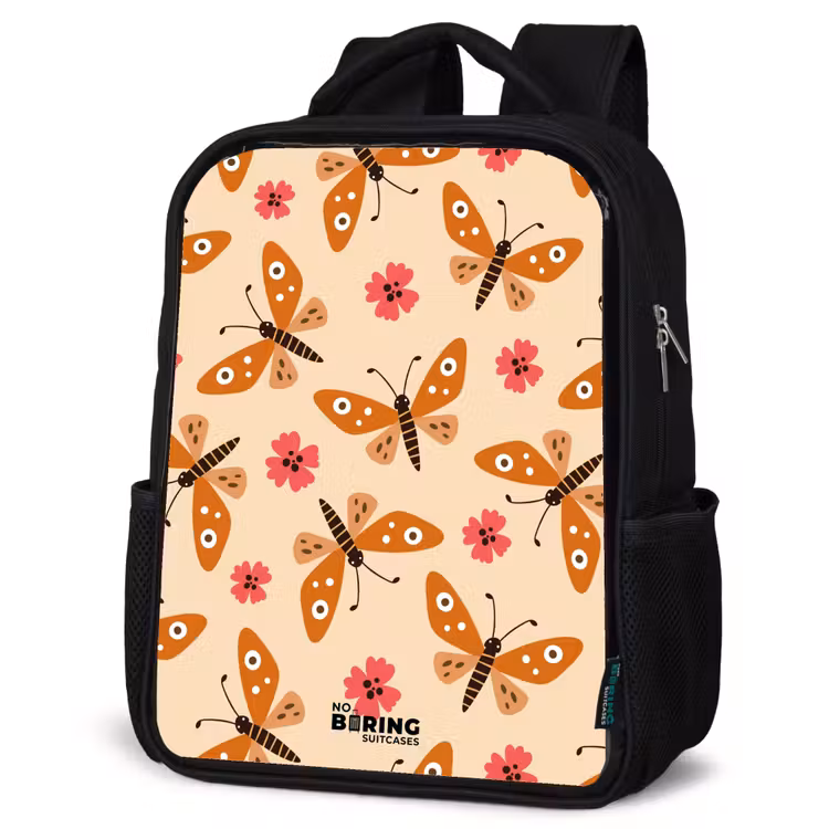 Kinderrucksack - Schwarz - Orangefarbene Schmetterlinge und rosa Blumen auf beigem Hintergrund — 4