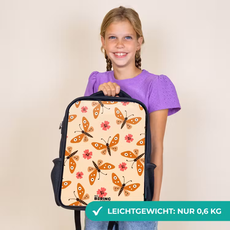 Kinderrucksack - Schwarz - Orangefarbene Schmetterlinge und rosa Blumen auf beigem Hintergrund — 7