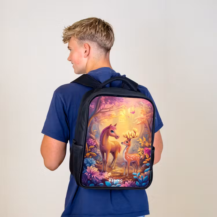 Kinderrucksack - Schwarz - Pferd und Hirsch in einem rosa Märchenwald — 3