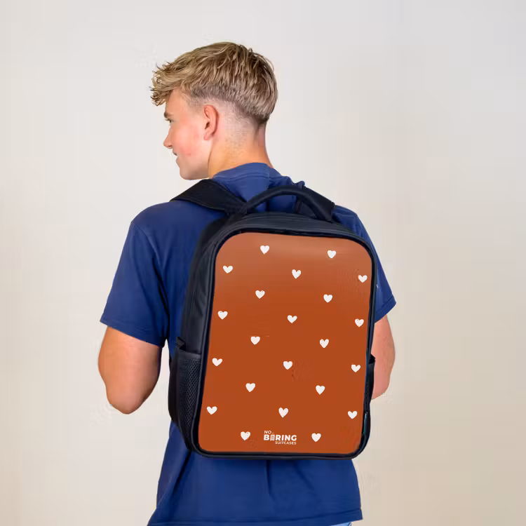 Kinderrucksack - Schwarz - Weißes Herzmuster auf orange-braunem Hintergrund — 3
