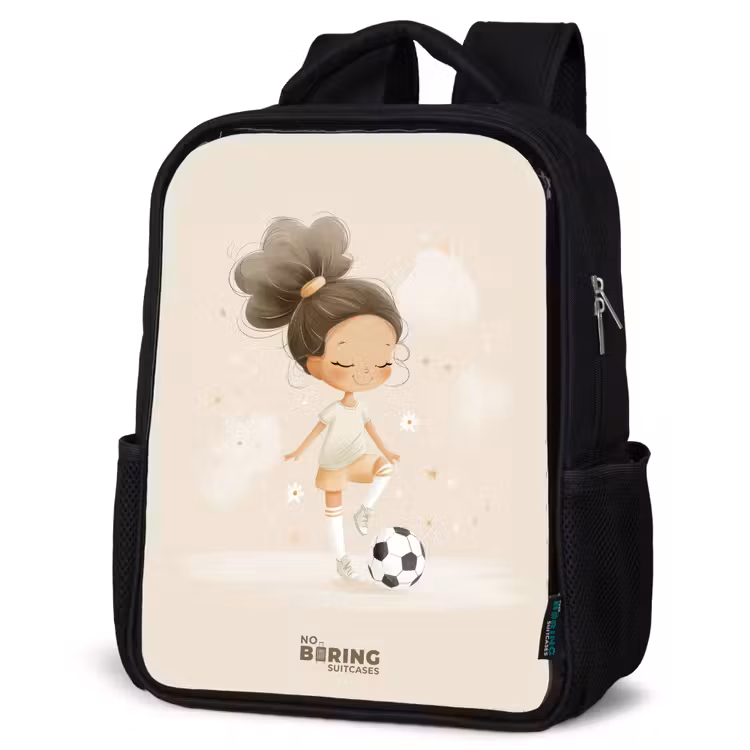 Kinderrucksack - Schwarz - Mädchen mit einem Fußball in beigen Farben — 4