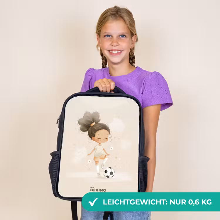Kinderrucksack - Schwarz - Mädchen mit einem Fußball in beigen Farben — 7