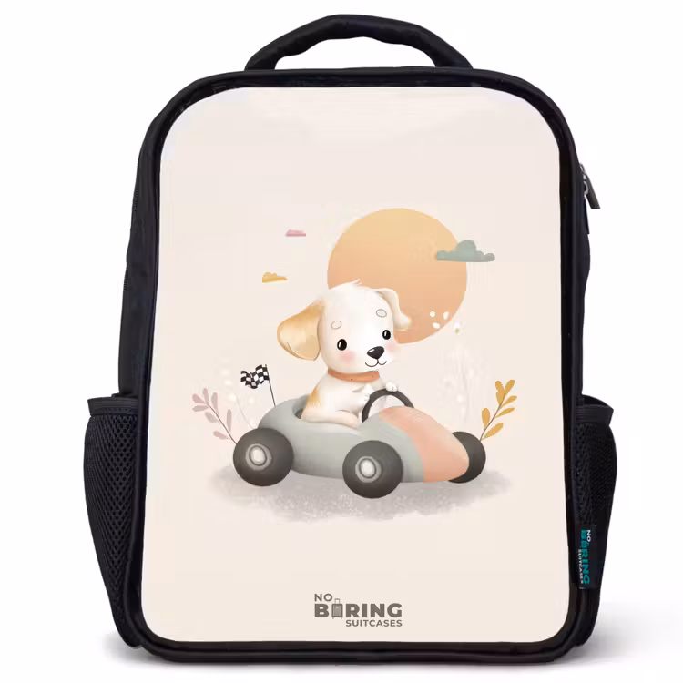 Kinderrucksack - Schwarz - Welpe in einem Rennwagen in Beigetönen — 1