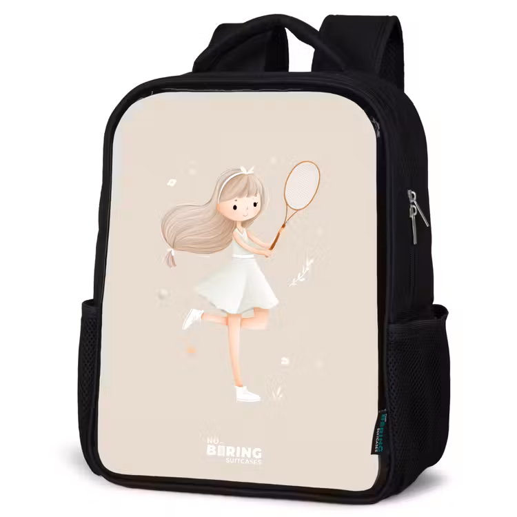 Kinderrucksack - Schwarz - Mädchen spielt Tennis in beigen Farben — 4