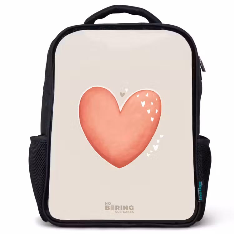 Kinderrucksack - Schwarz - Rotes Herz auf beigem Hintergrund — 1