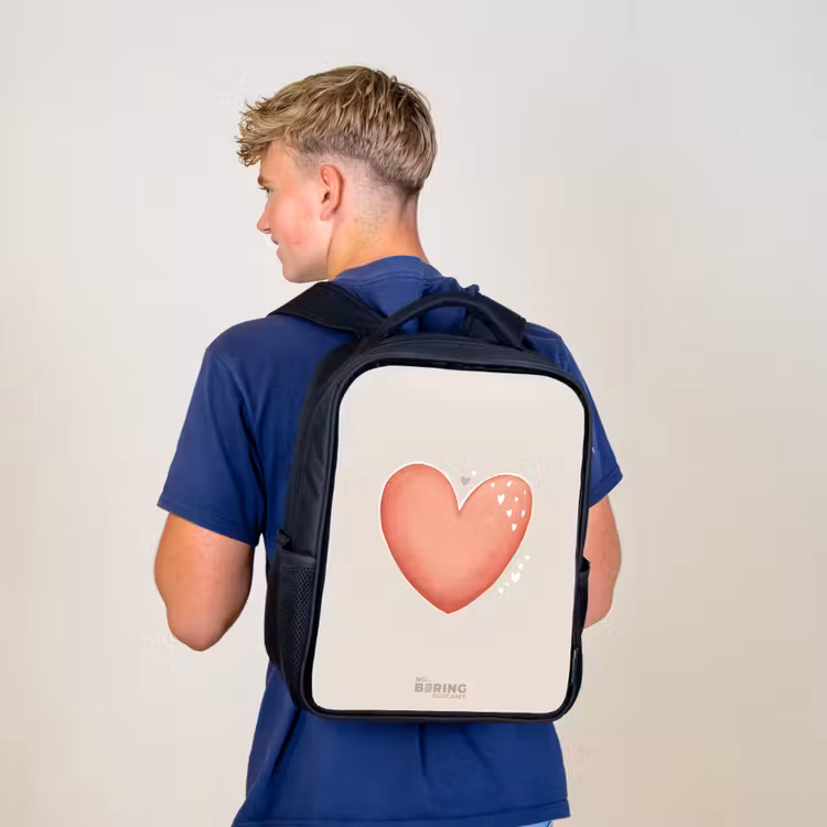 Kinderrucksack - Schwarz - Rotes Herz auf beigem Hintergrund — 3