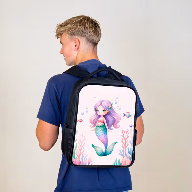 Kinderrucksack - Schwarz - Meerjungfrau umgeben von Fischen und Korallen — 3