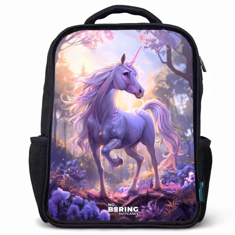 Kinderrucksack - Schwarz - Porträt eines Einhorns zwischen lila Blumen — 1