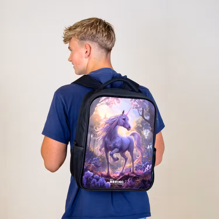 Kinderrucksack - Schwarz - Porträt eines Einhorns zwischen lila Blumen — 3