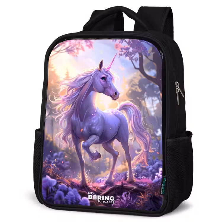 Kinderrucksack - Schwarz - Porträt eines Einhorns zwischen lila Blumen — 4