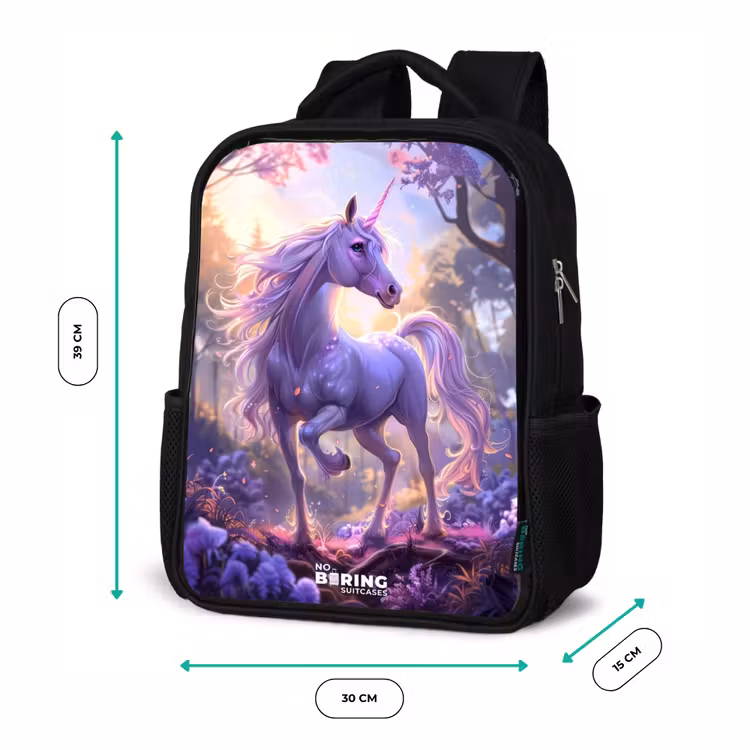 Kinderrucksack - Schwarz - Porträt eines Einhorns zwischen lila Blumen — 6