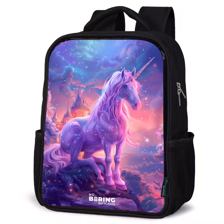 Kinderrucksack - Schwarz - Lila Einhorn in magischer Umgebung — 4