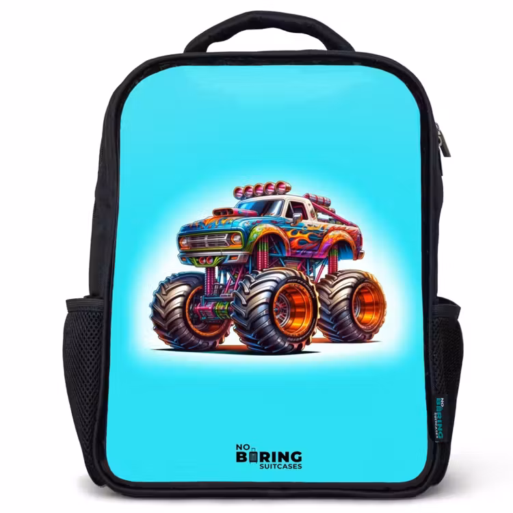 Kinderrucksack - Schwarz - Monstertruck auf hellblauem Hintergrund — 1