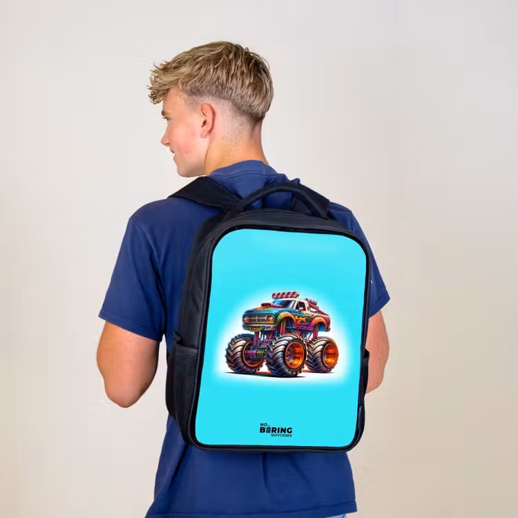 Kinderrucksack - Schwarz - Monstertruck auf hellblauem Hintergrund — 3