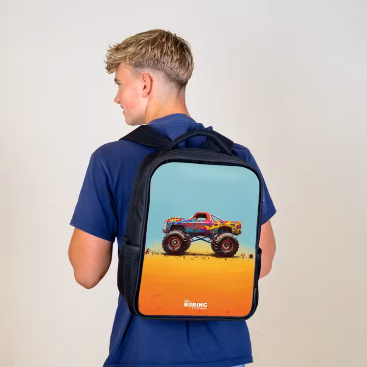 Kinderrucksack - Schwarz - Monstertruck mit Graffitidruck im Sand — 3