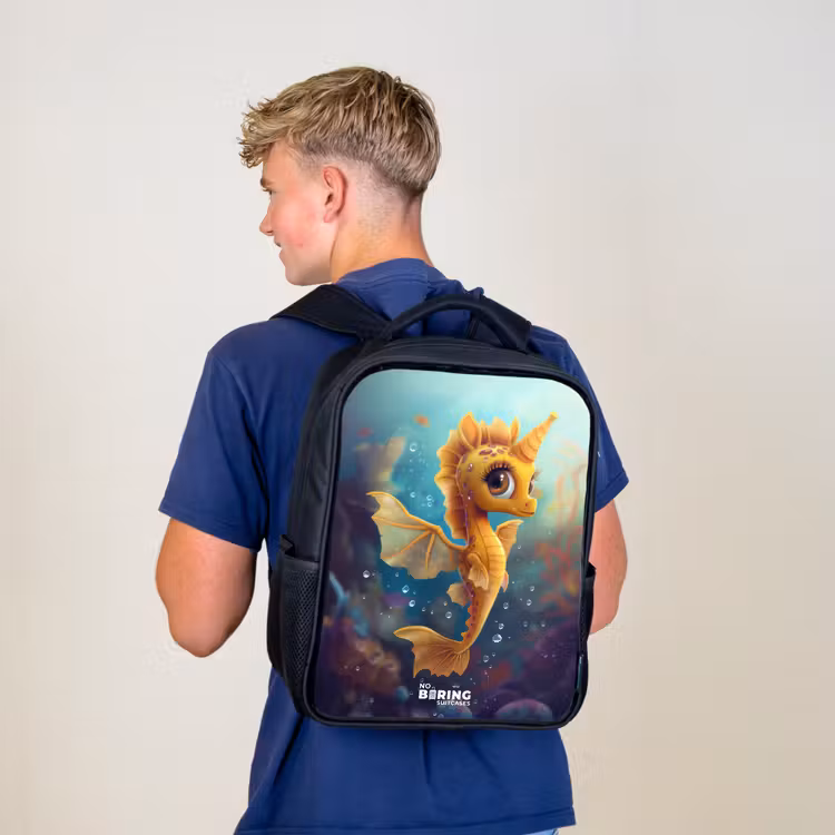 Kinderrucksack - Schwarz - Oranges Seepferdchen im Wasser — 3
