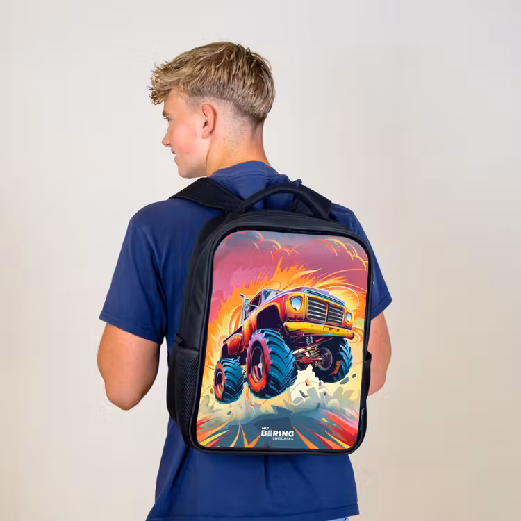 Kinderrucksack - Schwarz - Rosa Monstertruck fliegt über den Asphalt — 3