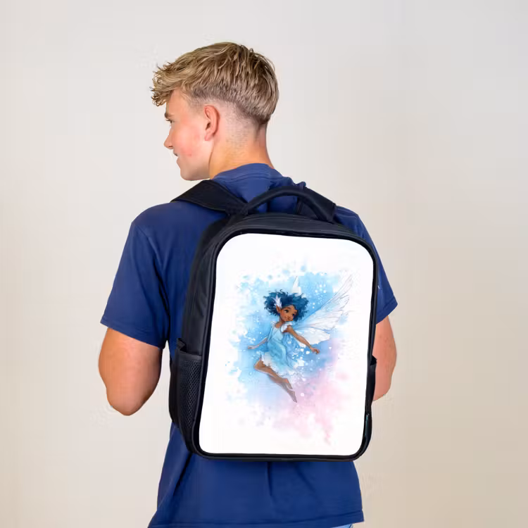Kinderrucksack - Schwarz - Tanzende Elfe mit blauen Flügeln und Aquarelleffekt — 3
