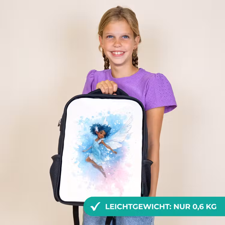 Kinderrucksack - Schwarz - Tanzende Elfe mit blauen Flügeln und Aquarelleffekt — 7
