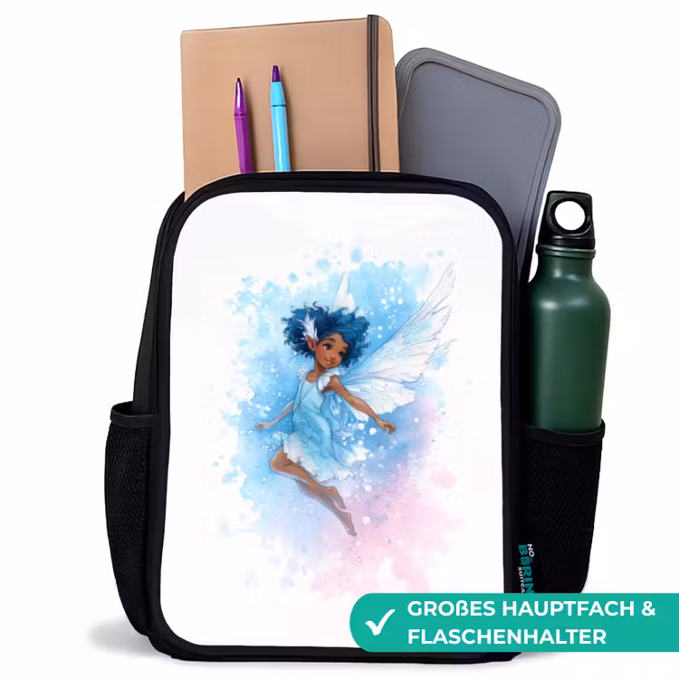 Kinderrucksack - Schwarz - Tanzende Elfe mit blauen Flügeln und Aquarelleffekt — 8