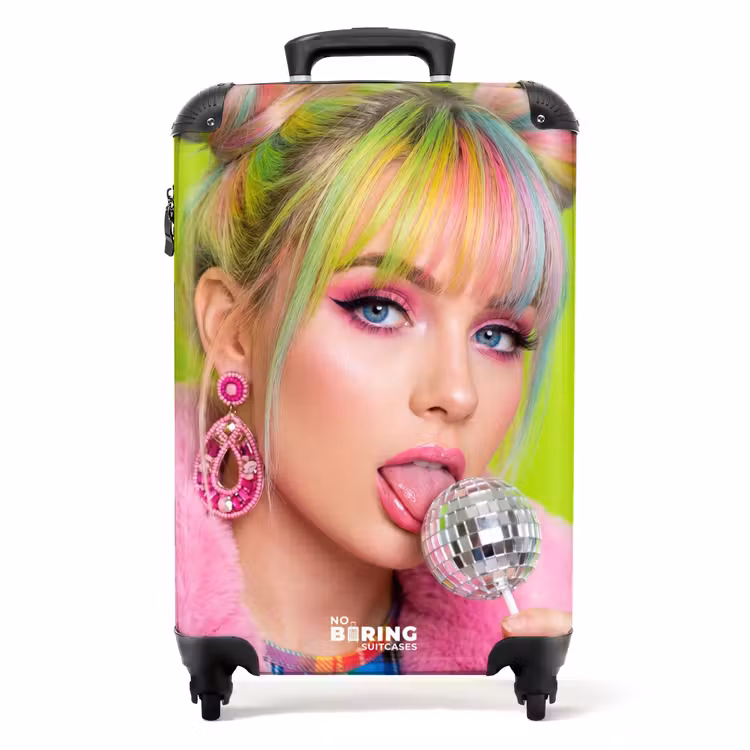 Koffer - Frau – Buntes Haar – Pop-Art – Modern – Lebhaft — 1