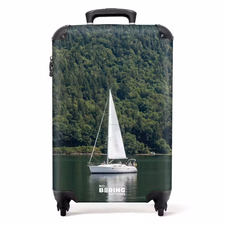 Koffer - Segelboot – Wasser – Berge – Natur – Grün — 1