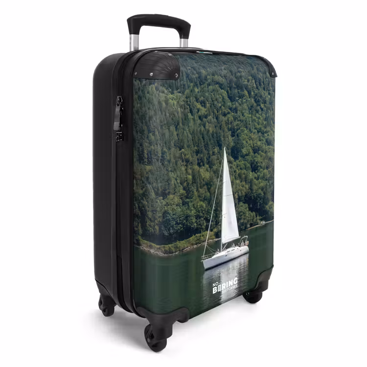 Koffer - Segelboot – Wasser – Berge – Natur – Grün — 2