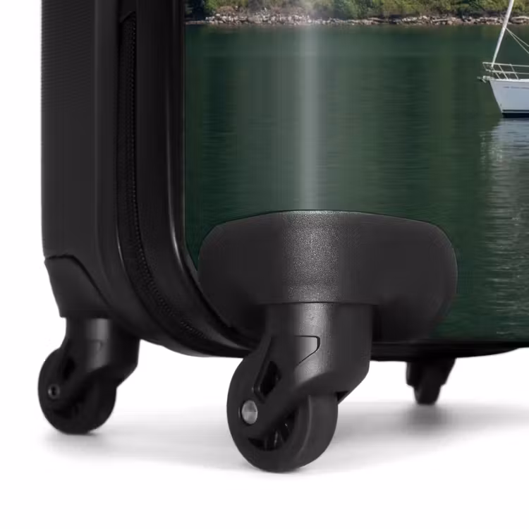 Koffer - Segelboot – Wasser – Berge – Natur – Grün — 7
