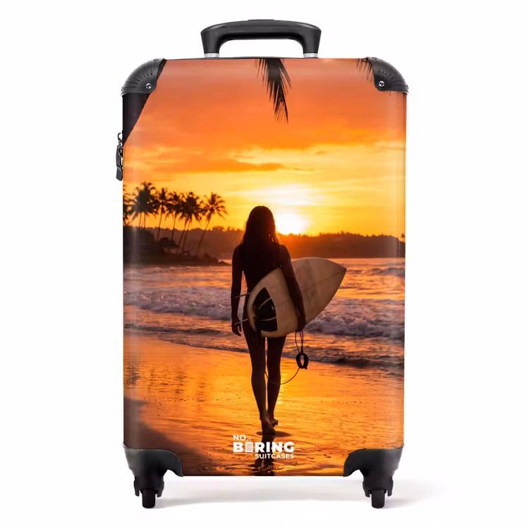 Koffer - Frau – Surfbrett – Strand – Sonnenuntergang – Orange — 1