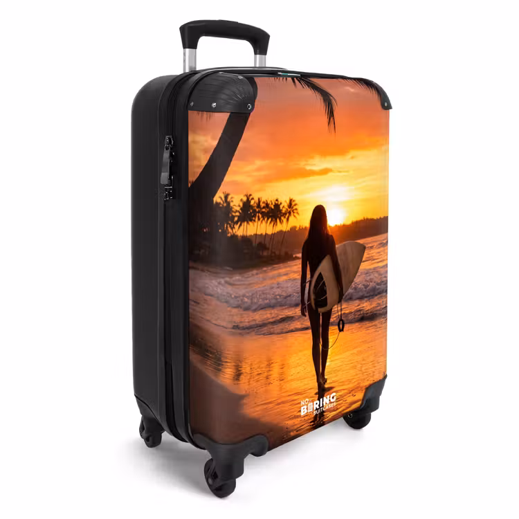 Koffer - Frau – Surfbrett – Strand – Sonnenuntergang – Orange — 2