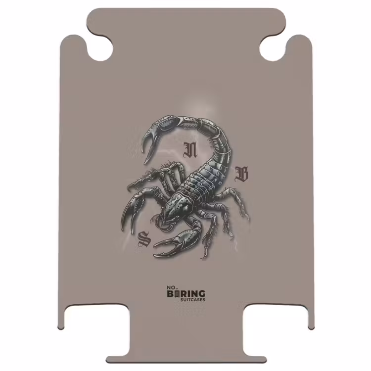 CaseSwap™ - Tattoo Stil- Realistischer Skorpion auf braunem Hintergrund — 1