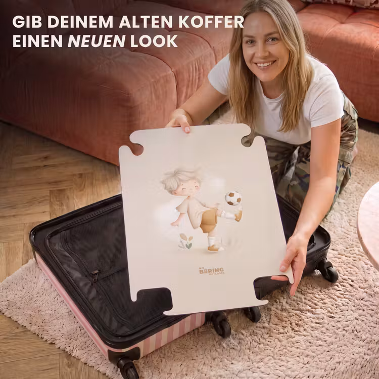 CaseSwap™ - Junge mit einem Fußball in Beigetönen — 3