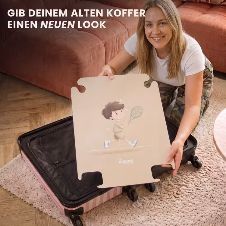 CaseSwap™ - Junge spielt Tennis auf sandfarbenem Hintergrund — 3